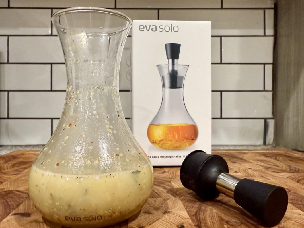 Eva solo dressing shake cap off