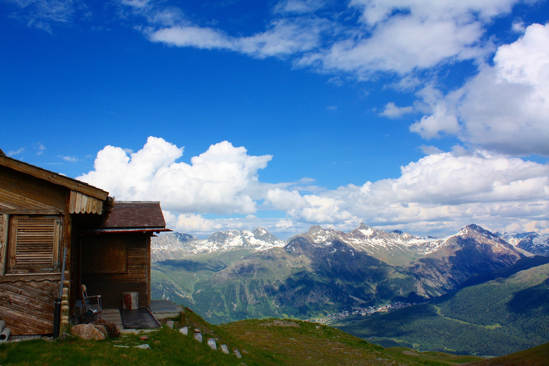 cabin overlooking mountains