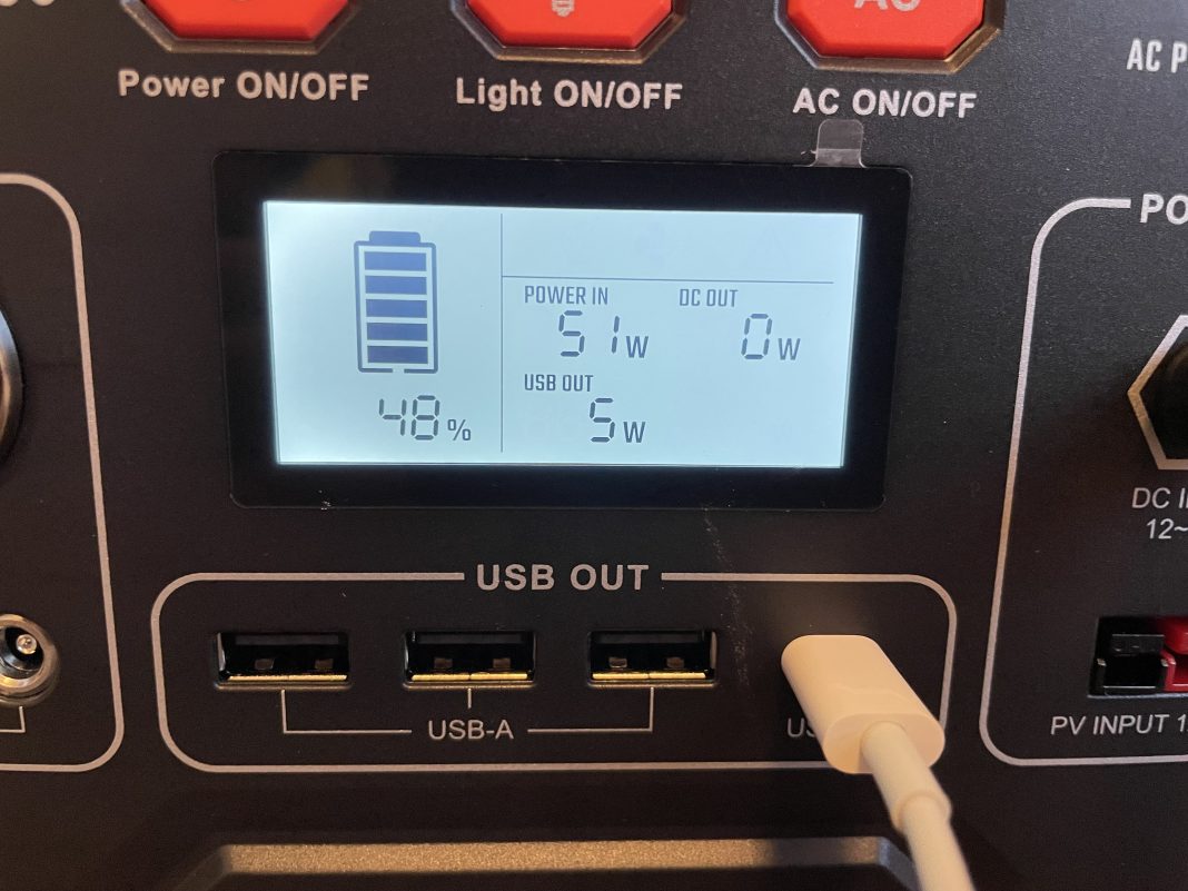 Oscal PowerMax 300 LCD screen