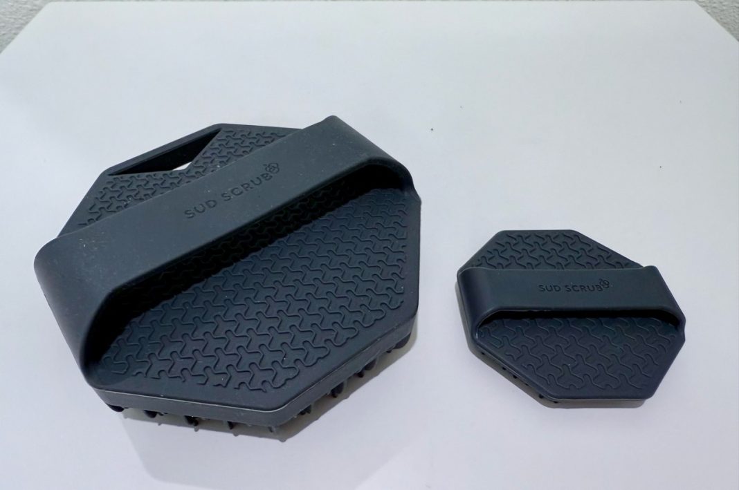 sud scrub and face scrubber back showing ergonomic design